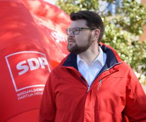 30.04.2022., Pula - Predsjednik SDP-a, Pedja Grbin, na pulskoj je trznici dijelio karanfile povodom medjunarodnog Praznika rada.
  Photo: Sasa Miljevic/PIXSELL