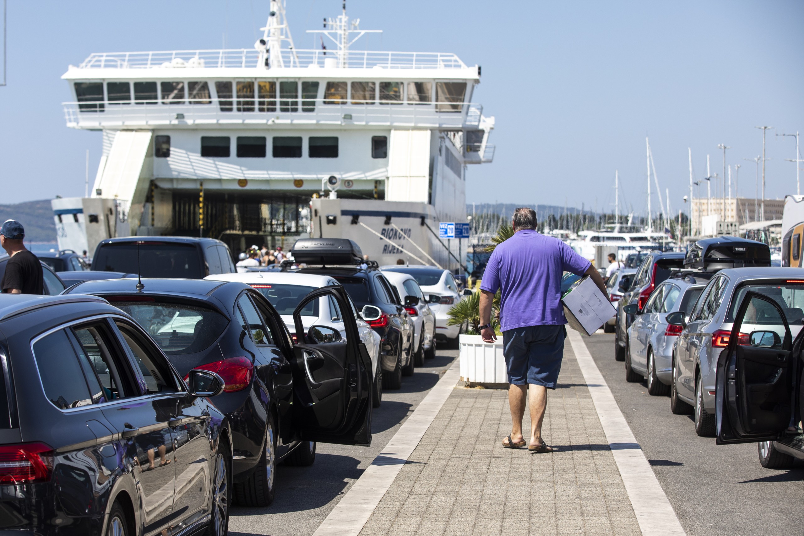31.07.2021., Split - Vikend guzve u splitskoj trajektnoj luci. Kolone se stvaraju kada uplove trajekti te se zblokira jedina prometnica koja vodi izvan trajektne luke."nPhoto: Miroslav Lelas/PIXSELL