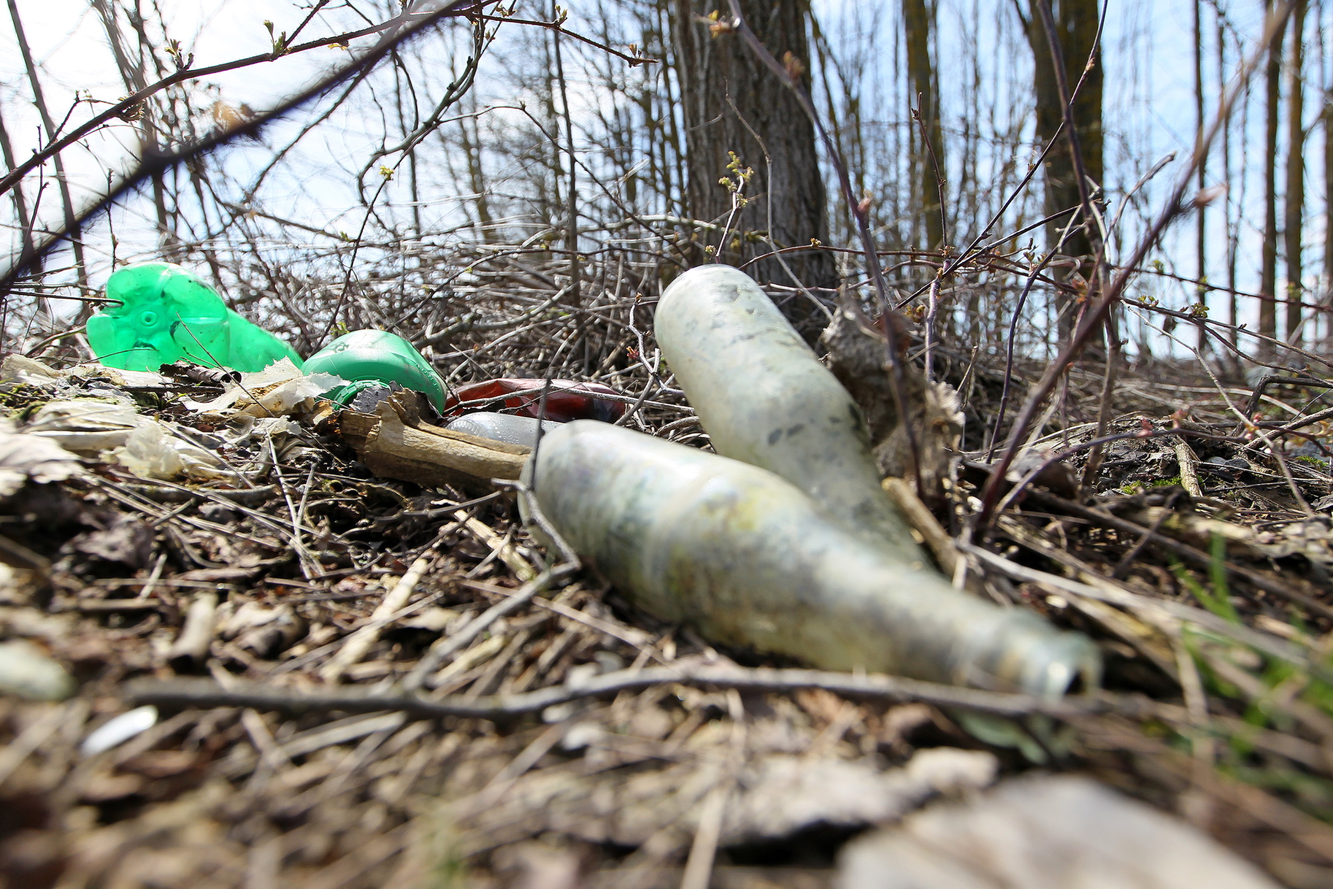 11.04.2013., Koprivnica - Gradjevinski otpad, plastika, staklo i druge vrste otpada zbog neodgovornih gradjana jos uvijek zavrsavaju u prirodi. Foto: Marijan Susenj/PIXSELL