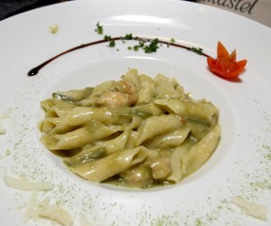 22.04.2014., Kastel - U restoranu Stari Kastel odrzano je medjunarodno gastro natjecanje pod nazivom Zlatna sparoga na kojem su sudjelovale tri kuharske ekipe  iz Hrvatske, Slovenije i Italije.rSvaki natjecatelj pripremio je slijed dva jela na bazi sparoga. Nakon degustacije pripremljenih jela, ziri je za pobjednika proglasio restoran Stari Kastel iz Buja  ciji su kuhari osvojili skulpturu Zlatna sparoga, srebrnu sparogu osvojio je restoran Venecija u sklopu hotela Carnevale iz Skofije dok je brocanu sparogu osvojio restoran Hostaria Ai 3 Magnoni iz Trsta.rNa kraju  vecere dodijeljena je i nagrada publike za Najbolji pjat, koju je osvojio restoran Stari Kastel. Domaci fuzi sa sparogama i skampima. Photo: Dusko Marusic/PIXSELL