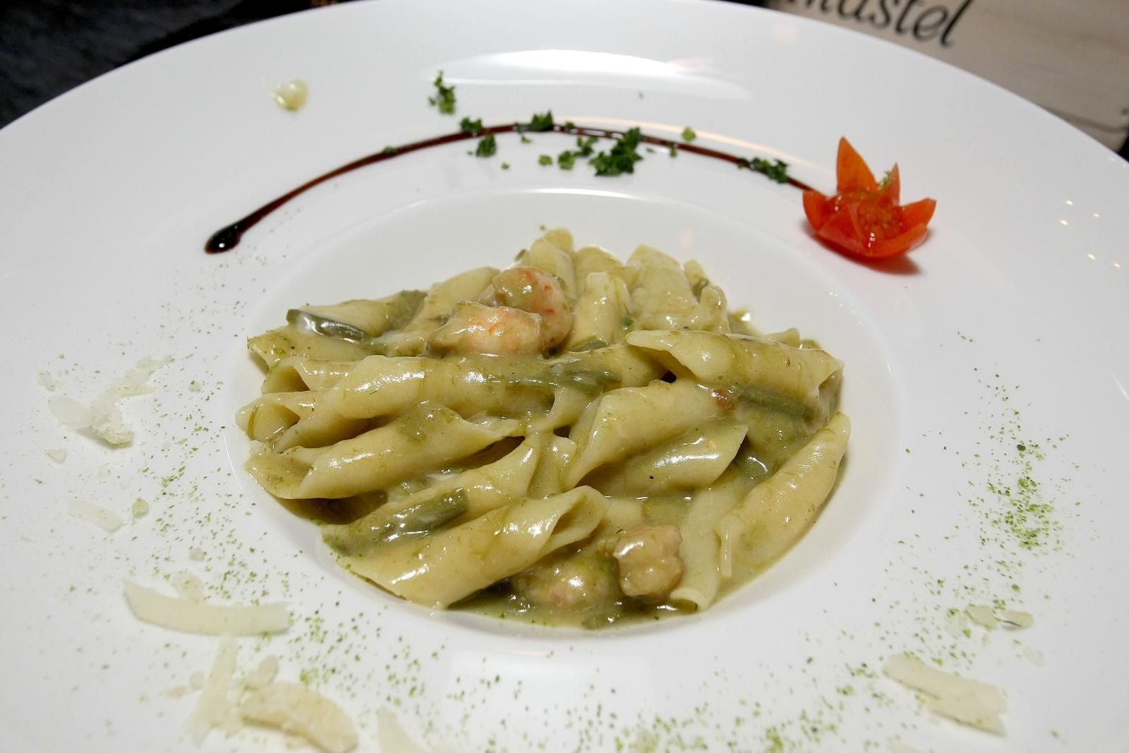 22.04.2014., Kastel - U restoranu Stari Kastel odrzano je medjunarodno gastro natjecanje pod nazivom Zlatna sparoga na kojem su sudjelovale tri kuharske ekipe  iz Hrvatske, Slovenije i Italije.rSvaki natjecatelj pripremio je slijed dva jela na bazi sparoga. Nakon degustacije pripremljenih jela, ziri je za pobjednika proglasio restoran Stari Kastel iz Buja  ciji su kuhari osvojili skulpturu Zlatna sparoga, srebrnu sparogu osvojio je restoran Venecija u sklopu hotela Carnevale iz Skofije dok je brocanu sparogu osvojio restoran Hostaria Ai 3 Magnoni iz Trsta.rNa kraju  vecere dodijeljena je i nagrada publike za Najbolji pjat, koju je osvojio restoran Stari Kastel. Domaci fuzi sa sparogama i skampima. Photo: Dusko Marusic/PIXSELL
