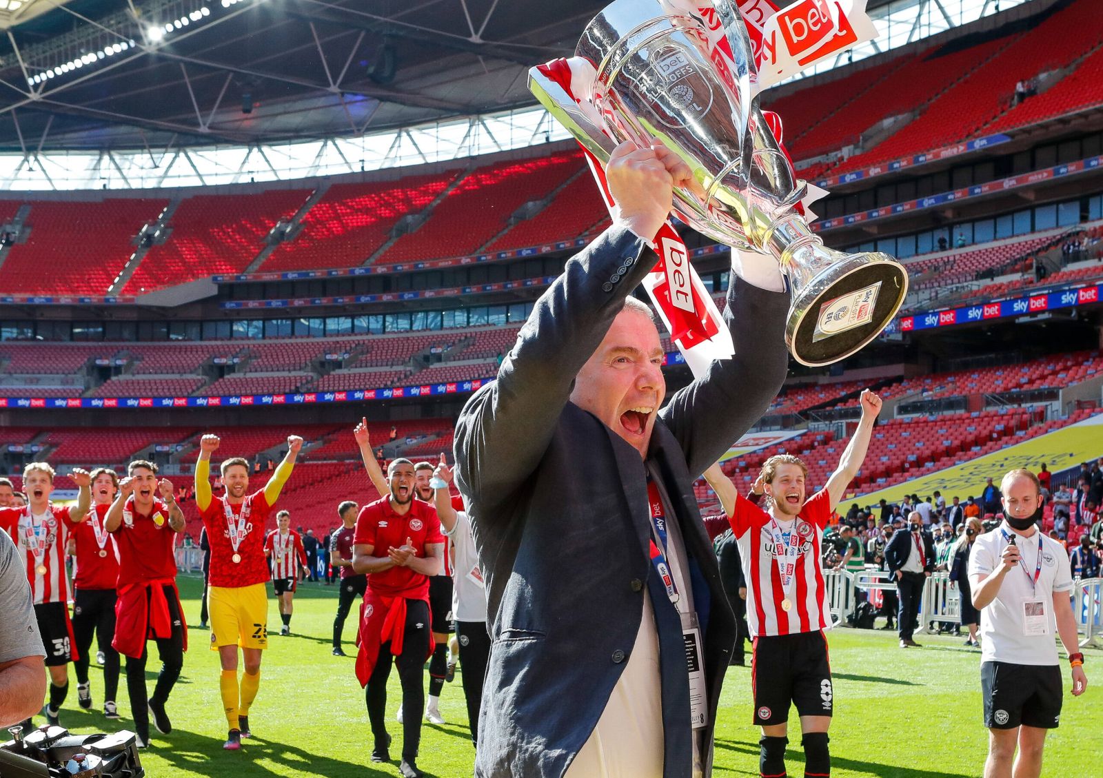 Brentford v Swansea City Sky Bet Championship Brentford s owner Matthew Benham celebrates after the Sky Bet Championship Play-Off Final between Brentford and Swansea City at Wembley Stadium, London PUBLICATIONxNOTxINxUKxCHN Copyright: xMarkxDxFullerx FIL-15578-0048