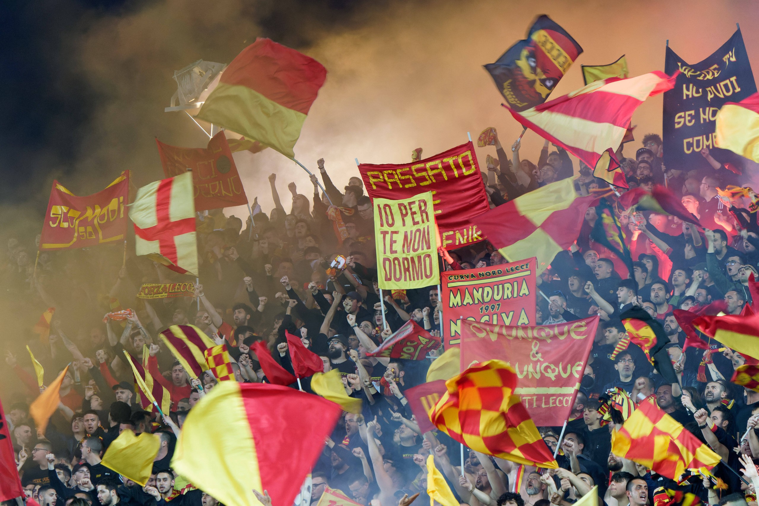 Lecce v Pordenone - Serie B US Lecce Supporters during the Italian soccer Serie B match US Lecce vs Pordenone Calcio on May 06, 2022 at the Stadio Via del Mare in Lecce, Italy Lecce Italy PUBLICATIONxNOTxINxFRA Copyright: xEmmanuelexMastrodonatox originalFilename:livemedia-usleccev220506_npRAZ.jpg