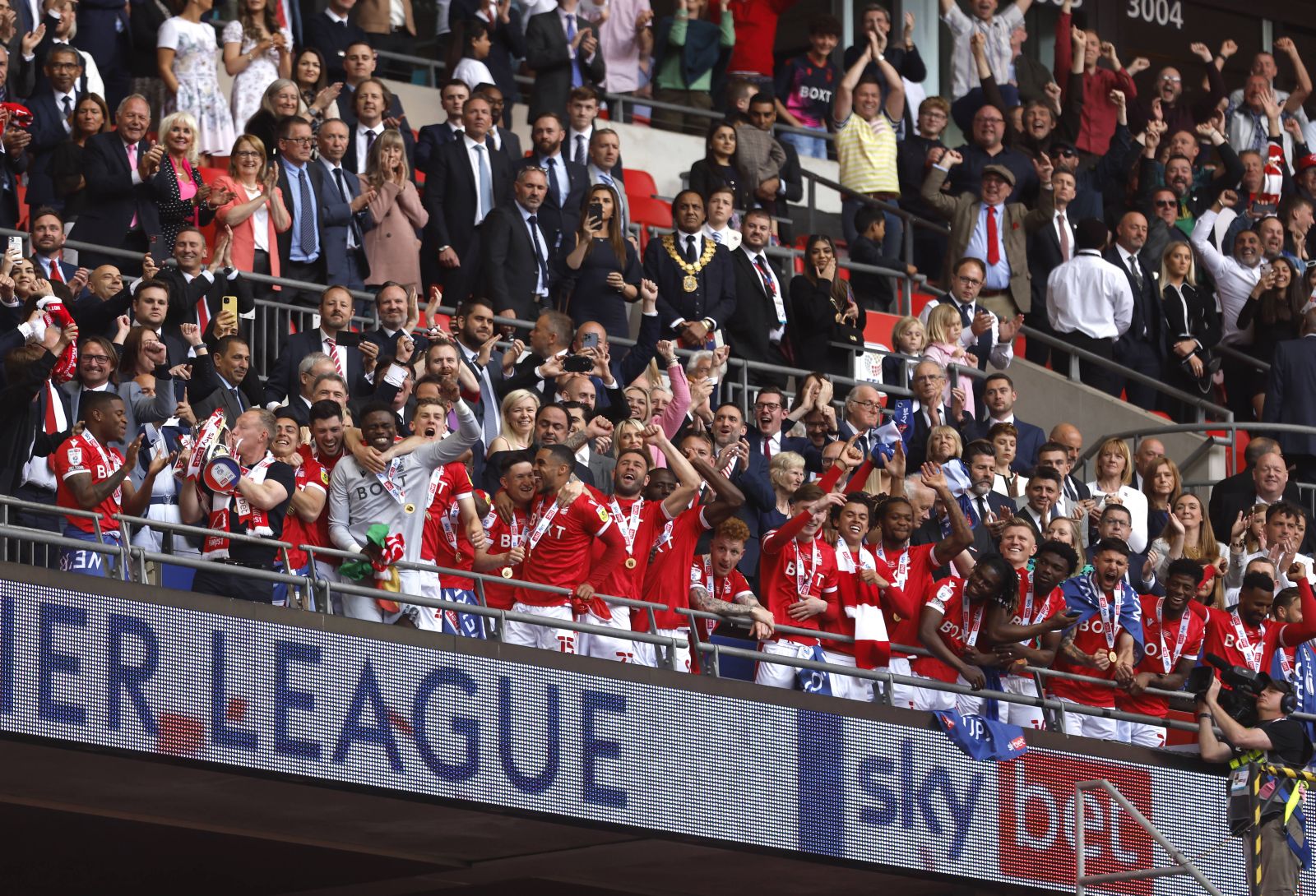 Huddersfield Town v Nottingham Forest - Sky Bet Championship - Play Off - Final - Wembley Stadium Nottingham Forest manager Steve Cooper kisses the trophy following the Sky Bet Championship play-off final at Wembley Stadium, London. Picture date: Sunday May 29, 2022. EDITORIAL USE ONLY No use with unauthorised audio, video, data, fixture lists, club/league logos or live services. Online in-match use limited to 120 images, no video emulation. No use in betting, games or single club/league/player publications. PUBLICATIONxNOTxINxUKxIRL Copyright: xStevenxPastonx 67189934