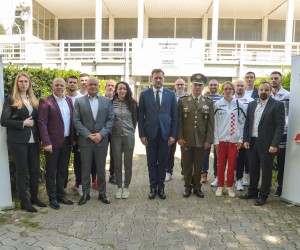 Ministar obrane Mario Banožić u četvrtak 5. svibnja 2022. posjetio je Hrvatski boksački savez, gdje se susreo s dopredsjednikom Hrvatskog boksačkog saveza umirovljenim generalom Mladenom Mikolčevićem, boksačicama, boksačima i trenerima| Foto: MORH/ F. Klen