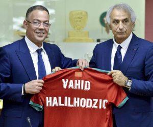 Sport Bilder des Tages (190816) -- MOROCCO, Aug. 16, 2019 -- Fouzi Lekjaa (L), president of the Moroccan Football Federation, hands a team uniform to Vahid Halilhodzic, new coach of the moroccan national football team, during a press conference, PK, Pressekonferenz in Rabat, Morocco, Aug. 15, 2019. Moroccan Football Federation on Thursday appointed Vahid Halilhodzic as new coach of the national team, Nationalteam (SP)MOROCCO-RABAT-FOOTBALL-NATIONAL TEAM COACH Chadi PUBLICATIONxNOTxINxCHN