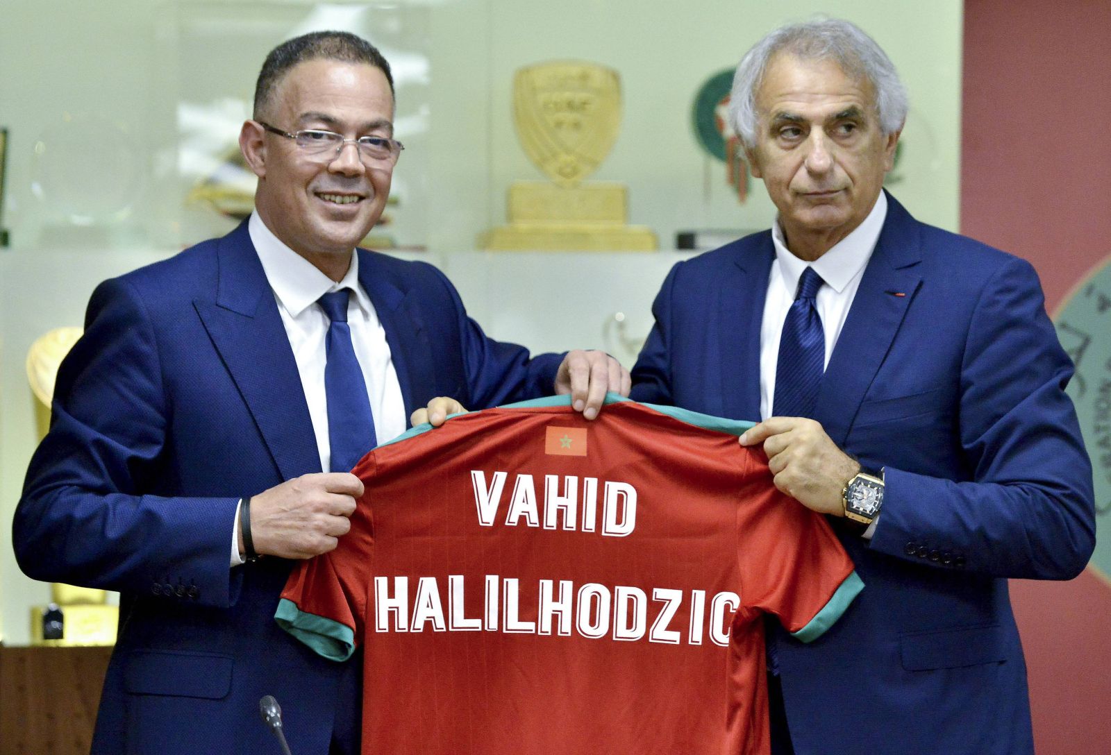 Sport Bilder des Tages (190816) -- MOROCCO, Aug. 16, 2019 -- Fouzi Lekjaa (L), president of the Moroccan Football Federation, hands a team uniform to Vahid Halilhodzic, new coach of the moroccan national football team, during a press conference, PK, Pressekonferenz in Rabat, Morocco, Aug. 15, 2019. Moroccan Football Federation on Thursday appointed Vahid Halilhodzic as new coach of the national team, Nationalteam (SP)MOROCCO-RABAT-FOOTBALL-NATIONAL TEAM COACH Chadi PUBLICATIONxNOTxINxCHN