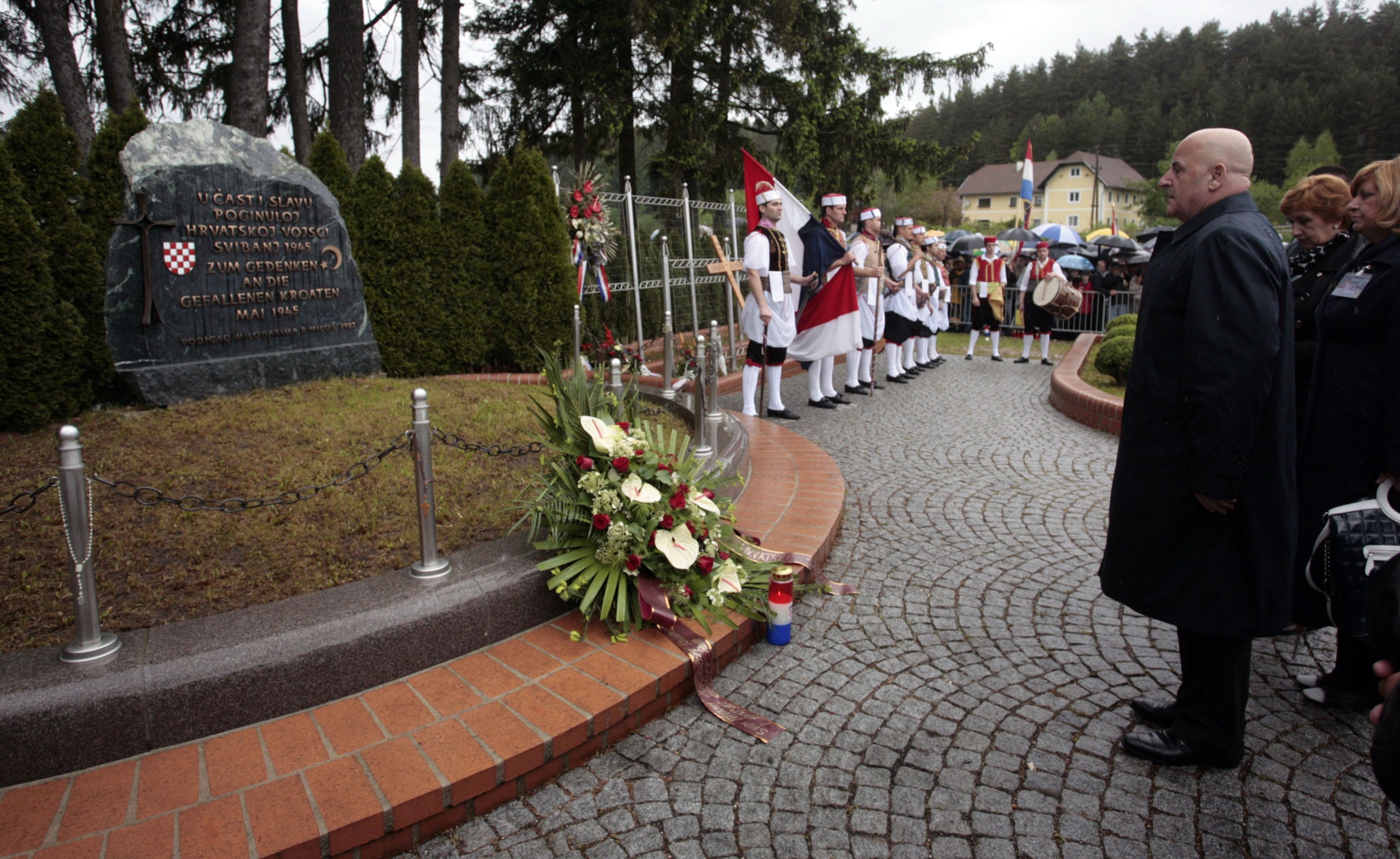 Bleiburg, 15.05.2010 - Sredinjom komemoracijom rtvama obiljeena je 65. obljetnica od pogibije hrvatskih vojnika iz Drugog svjetskog rata (domobrana i ustakih postrojba NDH) i hrvatskih civila na Bleiburkom polju. Na slici potpredsjednik Hrvatskog sabora Ivan Jarnjak poloio je vijenac i zapalio svijeæu spomenik na Bleiburkom polju.
foto FaH/ Dario GRZELJ /ds