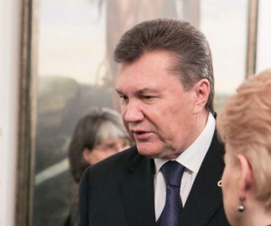 Vilnius, 28.11.2013 - Europska unija poruèila je u èetvrtak Ukrajini da su joj vrata i dalje otvorena, unatoè tome to u petak neæe potpisati najavljene sporazume s EU-om, ali opæa je ocjena da je "zlatna prigoda" u Vilniusu proputena jer bi moglo proæi dosta vremena dok se ne pojavi nova. Litavska prijestolnica u èetvrtak naveèer ugostila je èelnike zemalja EU-a na neformalnom sastanku, kojima se nakon toga na radnoj veèeri prikljuèio i ukrajinski predsjednik Viktor Janukoviè. Na slici njemaèka kancelarka Angela Merkel, Viktor Janukoviè i litavska predsjednica Dalia Grybauskaite.
foto FaH/ eu2013.lt/ Andrius Ufartas/ ua