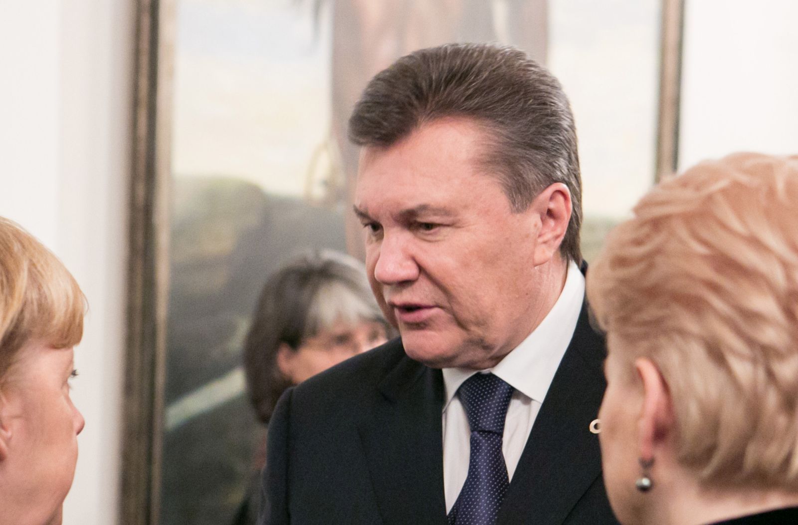 Vilnius, 28.11.2013 - Europska unija poruèila je u èetvrtak Ukrajini da su joj vrata i dalje otvorena, unatoè tome to u petak neæe potpisati najavljene sporazume s EU-om, ali opæa je ocjena da je "zlatna prigoda" u Vilniusu proputena jer bi moglo proæi dosta vremena dok se ne pojavi nova. Litavska prijestolnica u èetvrtak naveèer ugostila je èelnike zemalja EU-a na neformalnom sastanku, kojima se nakon toga na radnoj veèeri prikljuèio i ukrajinski predsjednik Viktor Janukoviè. Na slici njemaèka kancelarka Angela Merkel, Viktor Janukoviè i litavska predsjednica Dalia Grybauskaite.
foto FaH/ eu2013.lt/ Andrius Ufartas/ ua