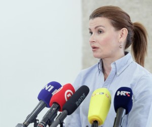 Zagreb, 07.04.2022. - Saborska zastupnica Sabina Glasovac osvrnula se izjavom za medije na trenutne političke aktualnosti.
Na fotografiji Sabina Glasovac.
foto HINA/ Edvard ŠUŠAK/ es