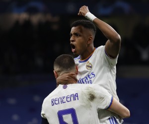 epa09886995 Real Madrid's striker Rodrygo Goes (R) celebrates after scoring the 1-3 goal during the UEFA Champions League quarter final second leg soccer match between Real Madrid and Chelsea held at Santiago Bernabeu Stadium, in Madrid, Spain, 12 April 2022.  EPA/Sergio Perez