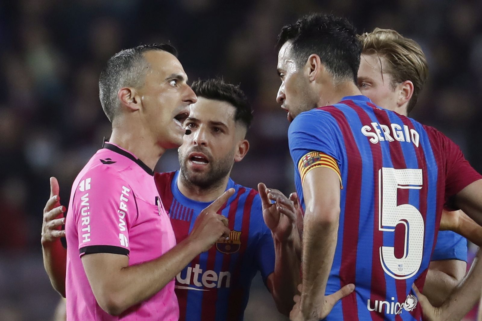 epa09896379 Barcelona's players Jordi Alba (L), Sergio Busquets (2-R) and Frenkie De Jong (R) protest to the referee Jaime Latre (L) during the Spanish LaLiga soccer match between FC Barcelona and Cadiz CF at Camp Nou stadium in Barcelona, Catalonia, Spain, 18 April 2022.  EPA/Andreu Dalmau