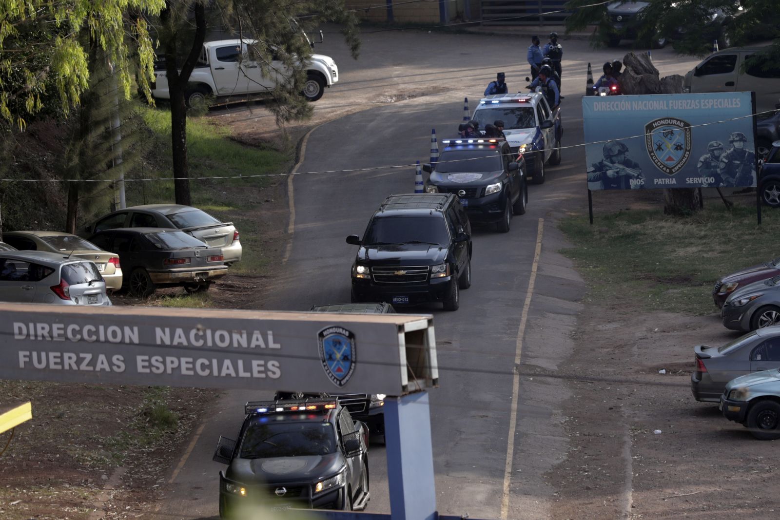epa09899038 A caravan of National Police vehicles during a drill related to the extradition of former President Juan Orlando Hernandez (2014-2022) to the US, in Tegucigalpa, Honduras, 20 April 2022. The Honduran National Police carried out a drill ahead of the extradition of former President Juan Orlando Hernandez (2014-2022) to the United States, which accuses him of three charges associated with drug trafficking and use of weapons.  EPA/Gustavo Amador