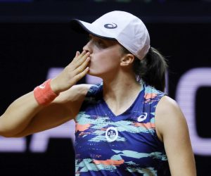 epa09903195 Iga Swiatek of Poland celebrates winning against Emma Raducanu of Britain during their quarter final match at the Porsche Tennis Grand Prix tournament in Stuttgart, Germany, 22 April 2022.  EPA/RONALD WITTEK
