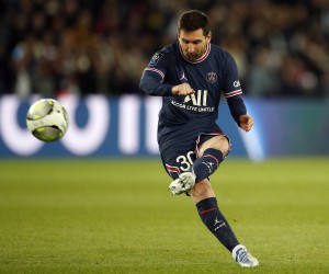 epa09905187 Paris Saint Germain's Lionel Messi in action during the French Ligue 1 soccer match between PSG and RC Lens at the Parc des Princes stadium in Paris, France, 23 April 2022.  EPA/YOAN VALAT