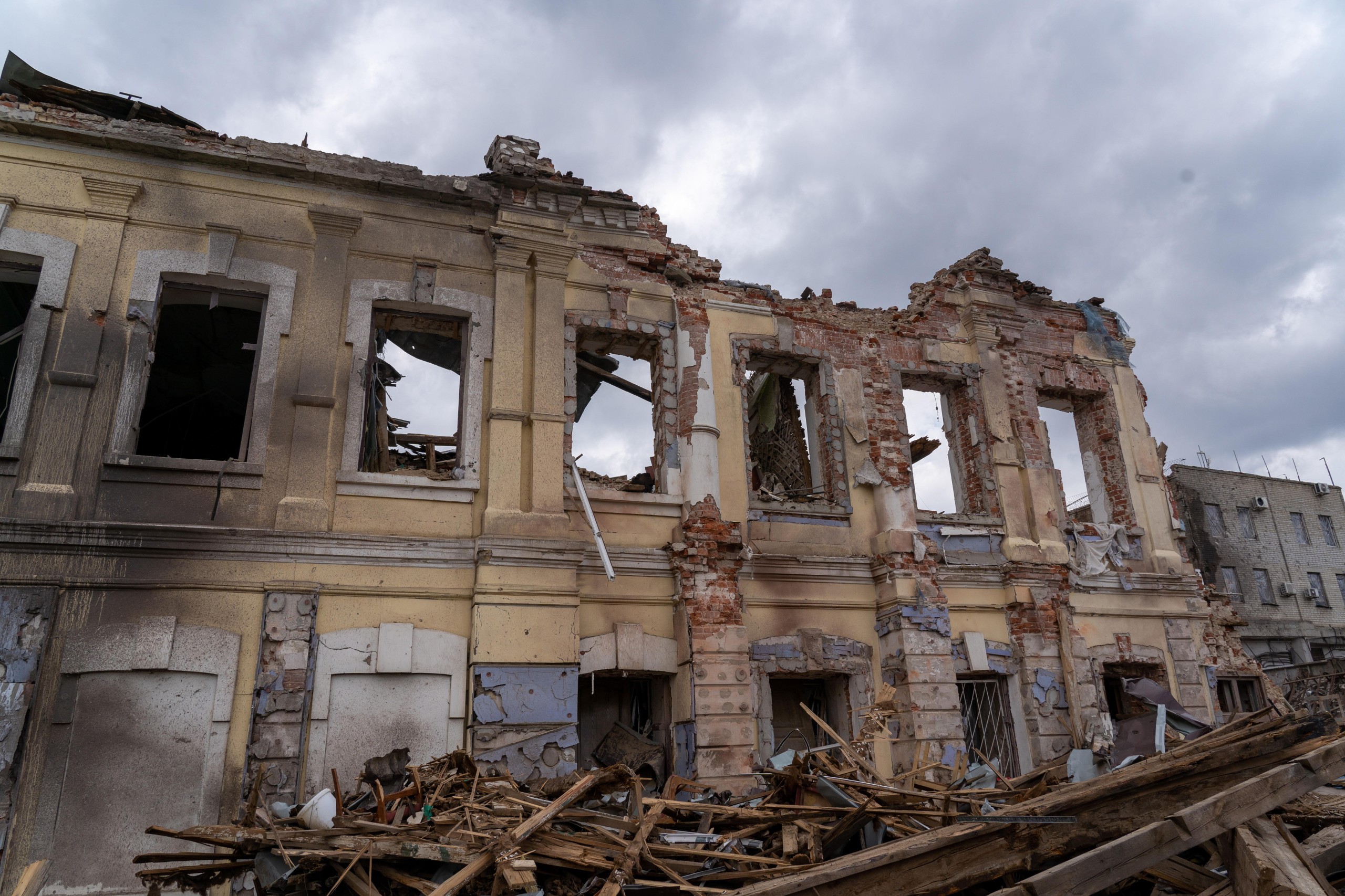 Harkiv, Ukrajina, 24.4.2022.- Unitena stambena zgrada u Harkivu nakon ruskog napada. 
foto HINA/ PAP / Mykola Kalyeniak/uua