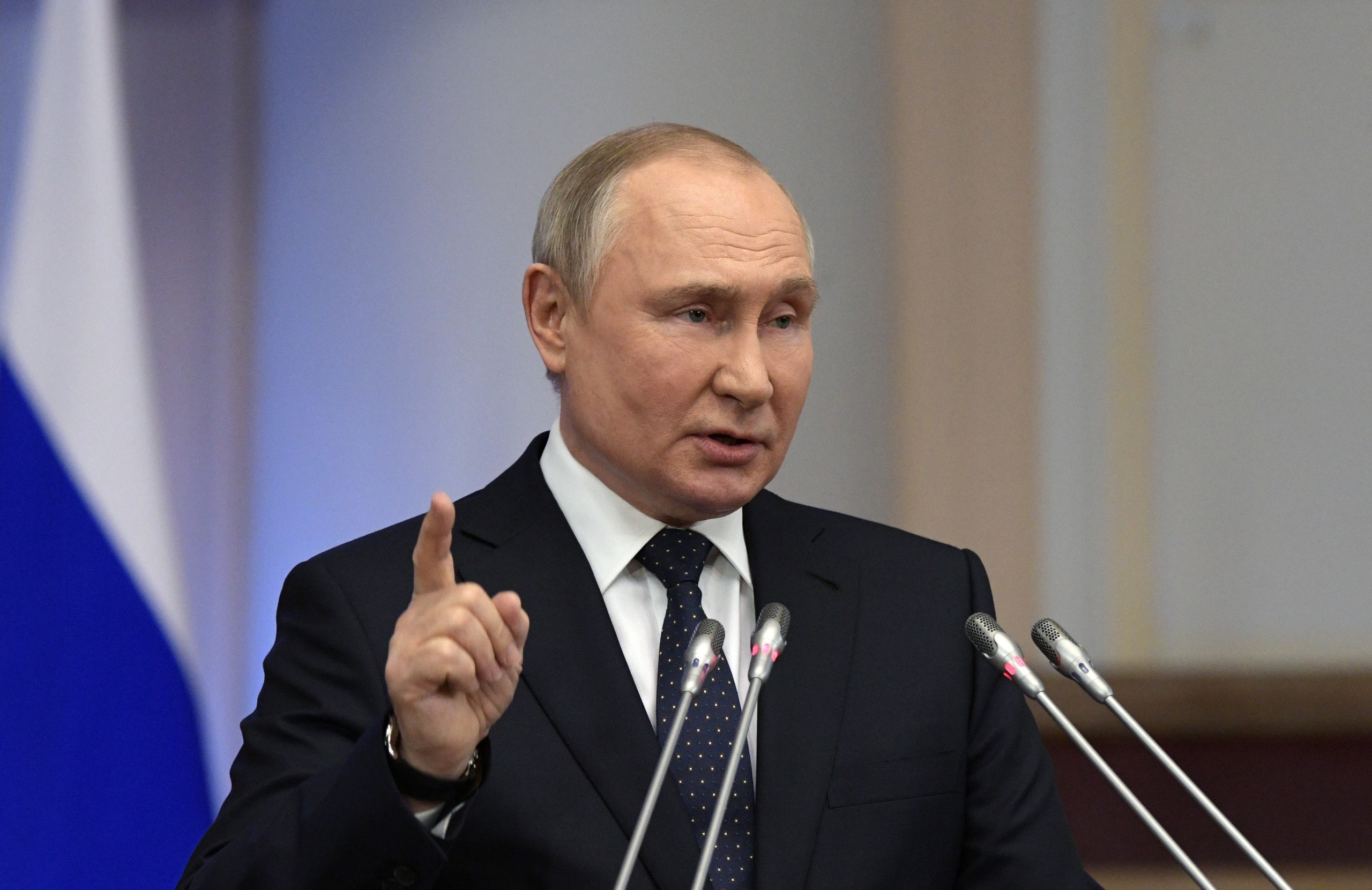epa09912415 Russian President Vladimir Putin addresses a meeting of the Council of Legislators under the Russian Federal Assembly at the Tauride Palace in St. Petersburg, Russia, 27 April 2022.  EPA/ALEXEI DANICHEV / KREMLIN POOL / SPUTNIK /