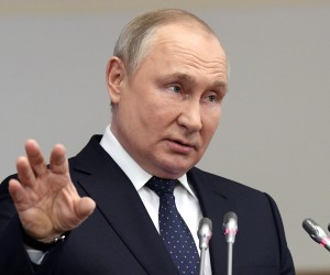 epa09912414 Russian President Vladimir Putin addresses a meeting of the Council of Legislators under the Russian Federal Assembly at the Tauride Palace in St. Petersburg, Russia, 27 April 2022.  EPA/ALEXEI DANICHEV / KREMLIN POOL / SPUTNIK /