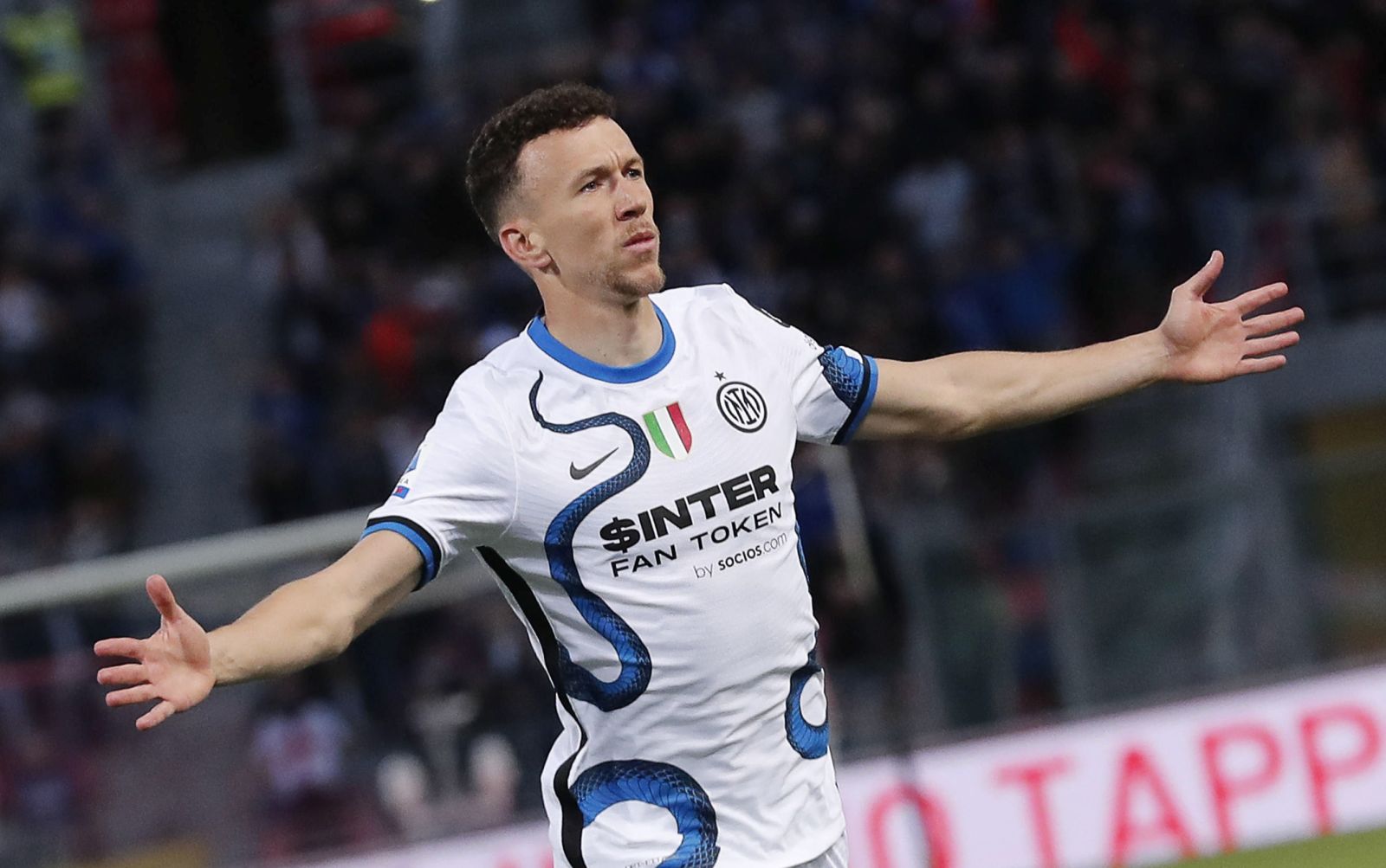 epa09912802 Inter's Ivan Perisic jubilates after scoring during the Italian Serie A soccer match Bologna FC vs FC Inter at Renato Dall'Ara stadium in Bologna, Italy, 27 April 2022.  EPA/ELISABETTA BARACCHI