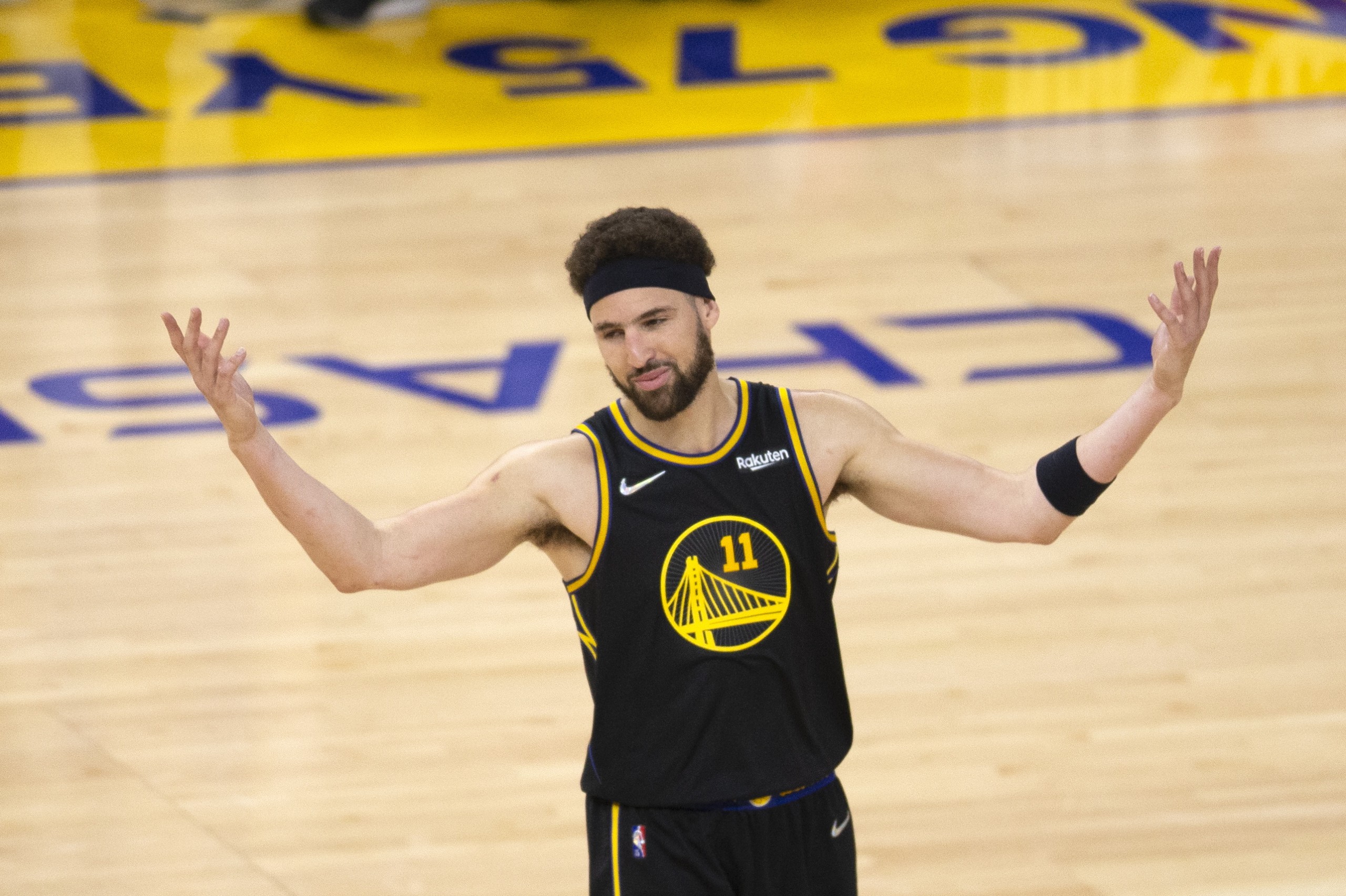 epa09913619 Golden State Warriors guard Klay Thompson gestures to the crowd during the fourth quarter of game 5 of the NBA round one Western Conference playoffs between the Denver Nuggets and Golden State Warriors at Chase Center in San Francisco, California, USA, 27 April 2022.  EPA/D. ROSS CAMERON SHUTTERSTOCK OUT