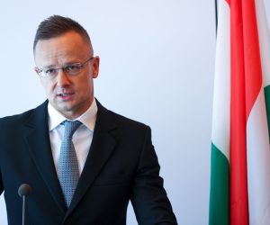 Zagreb, 28.04.2022 - Ministar vanjskih i europskih poslova Gordan Grlić Radman sastao se s mađarskim kolegom Peterom Szijjartom u VIP salonu Međunarodne zračne luke Zagreb - Franjo Tuđman. Na slici Peter Szijjarto.
foto HINA/ Damir SENČAR/ ds