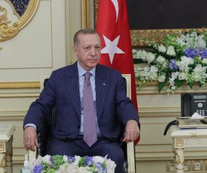 epa09915165 A handout photo made available by the Turkish President Press Office shows, Turkish President Recep Tayyip Erdogan (L) and Saudi Arabia's King Salman bin Abdulaziz Al Saud (R) during their meeting in Jeddah, Saudi Arabia, 28 April 2022.  EPA/TURKISH PRESIDENT PRESS OFFICE / HANDOUT  HANDOUT EDITORIAL USE ONLY/NO SALES