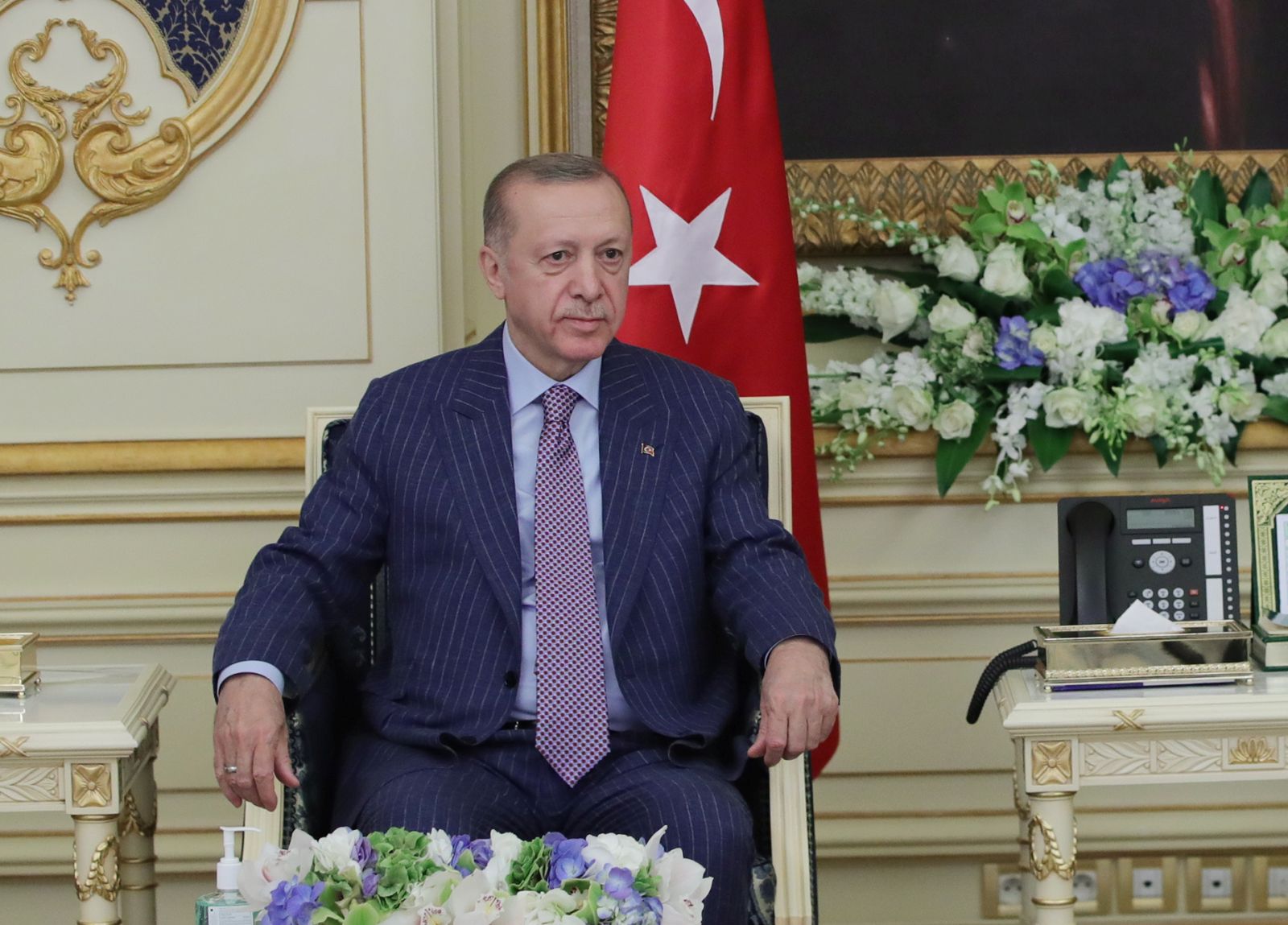 epa09915165 A handout photo made available by the Turkish President Press Office shows, Turkish President Recep Tayyip Erdogan (L) and Saudi Arabia's King Salman bin Abdulaziz Al Saud (R) during their meeting in Jeddah, Saudi Arabia, 28 April 2022.  EPA/TURKISH PRESIDENT PRESS OFFICE / HANDOUT  HANDOUT EDITORIAL USE ONLY/NO SALES