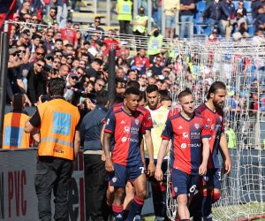 epa09918730 Cagliari's players react after the Italian Serie A soccer match Cagliari Calcio vs Hellas Verona  at Unipol Domus stadium in Cagliari, Sardinia island, Italy, 30 April 2022.  EPA/FABIO MURRU