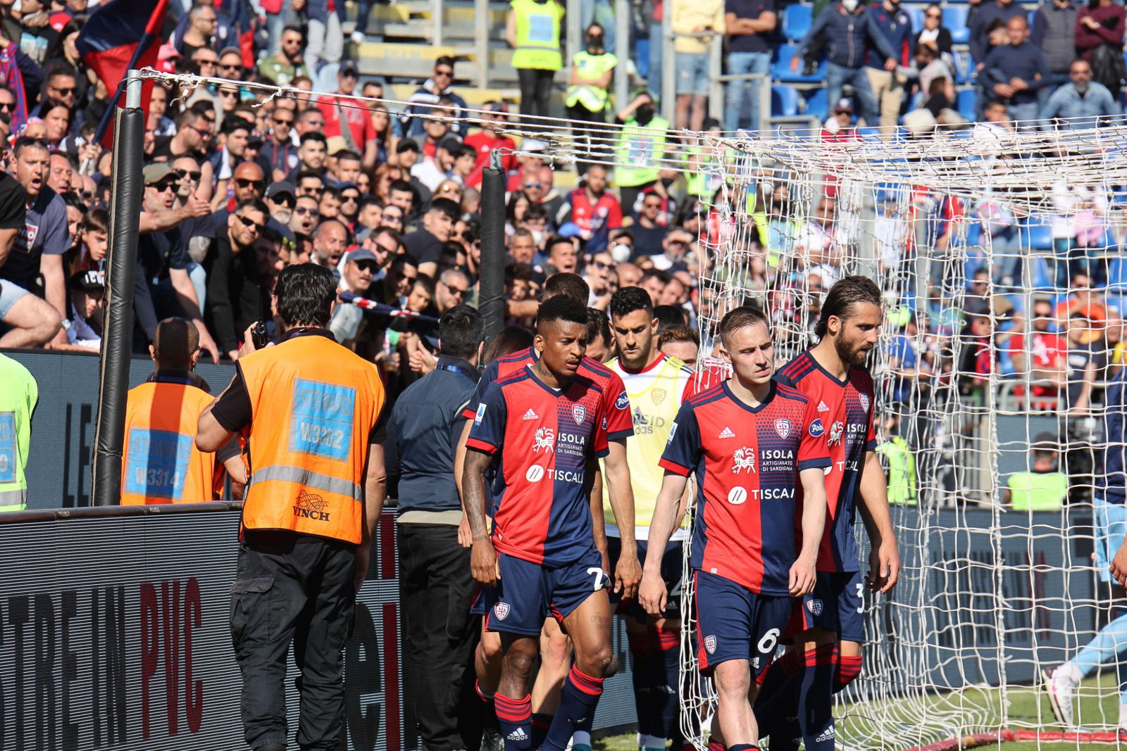 epa09918730 Cagliari's players react after the Italian Serie A soccer match Cagliari Calcio vs Hellas Verona  at Unipol Domus stadium in Cagliari, Sardinia island, Italy, 30 April 2022.  EPA/FABIO MURRU