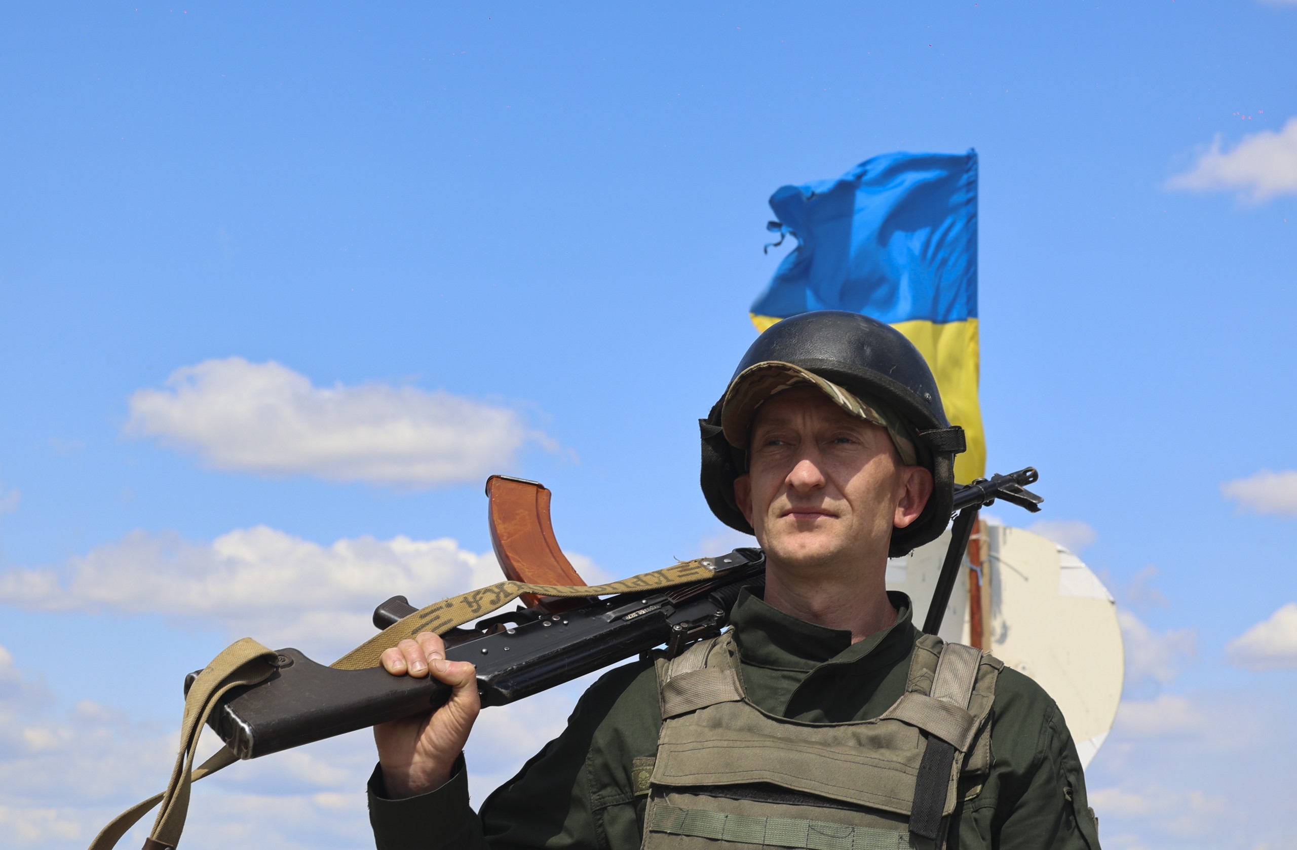 epa09918798 Ukrainian National Guard fighters attend a training before they are sent to a front line near of Kharkiv, Ukraine, 30 April 2022. Russian troops entered Ukraine on 24 February resulting in fighting and destruction in the country and triggering a series of severe economic sanctions on Russia by Western countries.  EPA/SERGEY KOZLOV