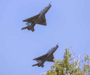 Okučani, 01.05.2022 - Obilježavanje 27. godišnjica od vojno-redarstvene operacije Bljesak u Okučanima. Ppredsjednik RH i vrhovni zapovjednik Oružanih snaga Zoran Milanović, premijer Andrej Plenković te predsjednik Hrvatskoga sabora Gordan Jandroković položili su vijence i zapalili svijeće kod spomen obilježja "Kristalna kocka vedrine" na Trgu dr. Franje Tuđmana. Na slici dva zrakoplova Mig 21 preletjela su Okučane.
foto HINA/ Damir SENČAR/ ds