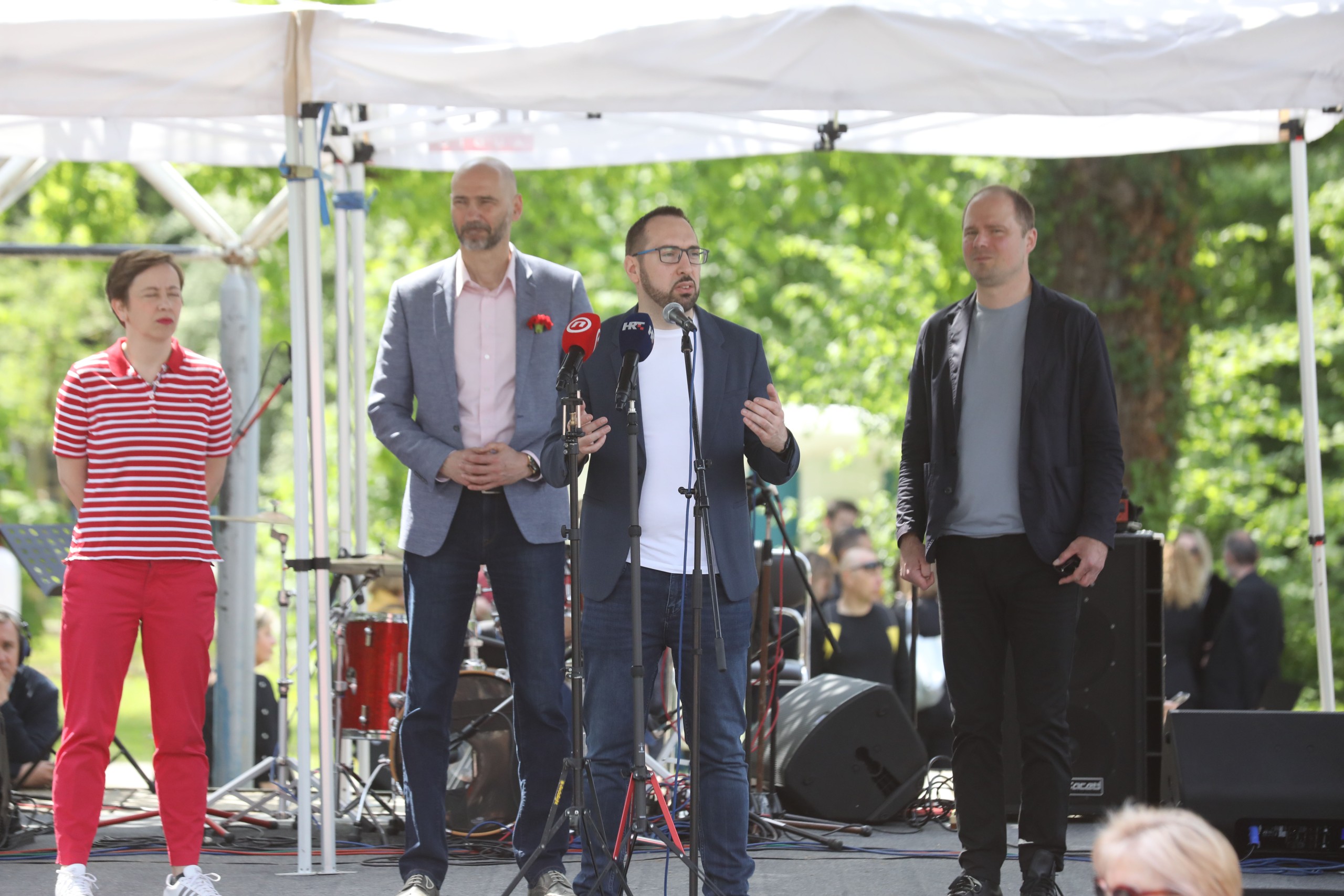 Zagreb, 01.05.2022 - Obiljeavanje Meðunarodnog praznika rada u Maksimiru uz cjelodnevni glazbeno-zabavni program i podjelu 30.000 porcija graha i 15.000 porcija trukli.  Na slici Tomislav Tomaeviæ obratio se prisutnima..foto HINA/ Daniel KASAP/ ik