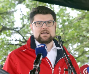 Rijeka,01.05.2022.- U organizaciji SDP-a Rijeka u parku kod Trsatske gradine na Trsatu obilheen je uz sportske aktivnosti, kulturni program te podjelom faola 1. Maj, Meðunarodnik praznik rada. Na fotografiji u obiljeavanju 1.Maja u Rijeci prisustvovao je i predsjednik SDP-a Hrvatse Peða Grbin.