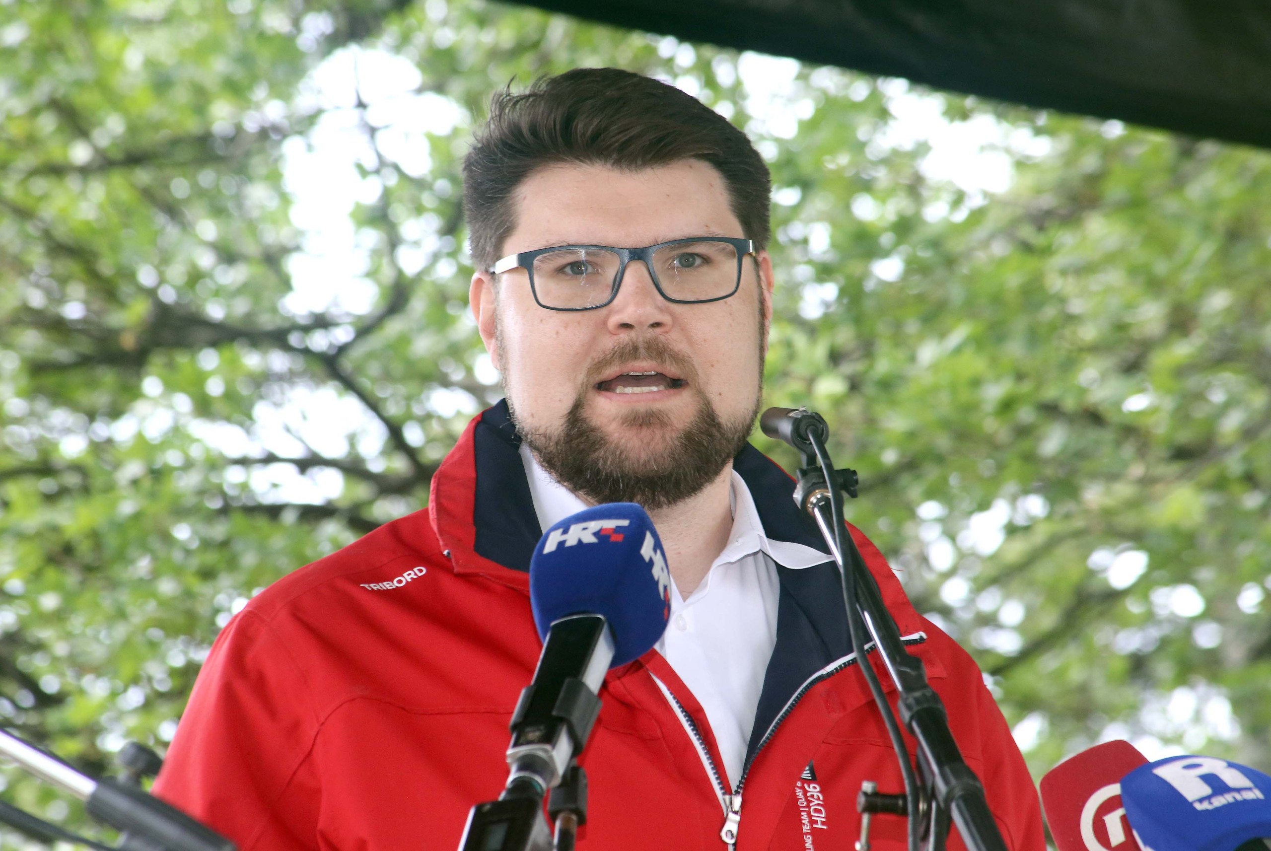 Rijeka,01.05.2022.- U organizaciji SDP-a Rijeka u parku kod Trsatske gradine na Trsatu obilheen je uz sportske aktivnosti, kulturni program te podjelom faola 1. Maj, Meðunarodnik praznik rada. Na fotografiji u obiljeavanju 1.Maja u Rijeci prisustvovao je i predsjednik SDP-a Hrvatse Peða Grbin.
