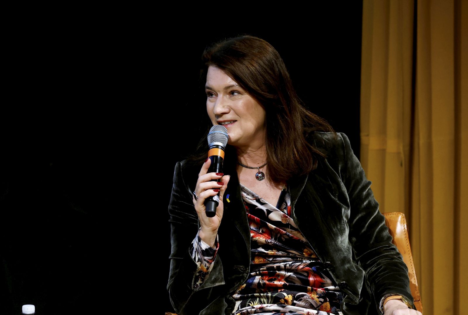 epa09922417 Melinda Gates (L), co-chairman of the Gates Foundation speaks with Swedish Minister of Foreign Affairs Ann Linde (R) in Stockholm, Sweden, 02 May 2022. Gates and Linde participated in fireside chat a the Museum of Modern Art, where they discussed various feminist challenges, not least in terms of economic equality.  EPA/Fredrik Persson  SWEDEN OUT