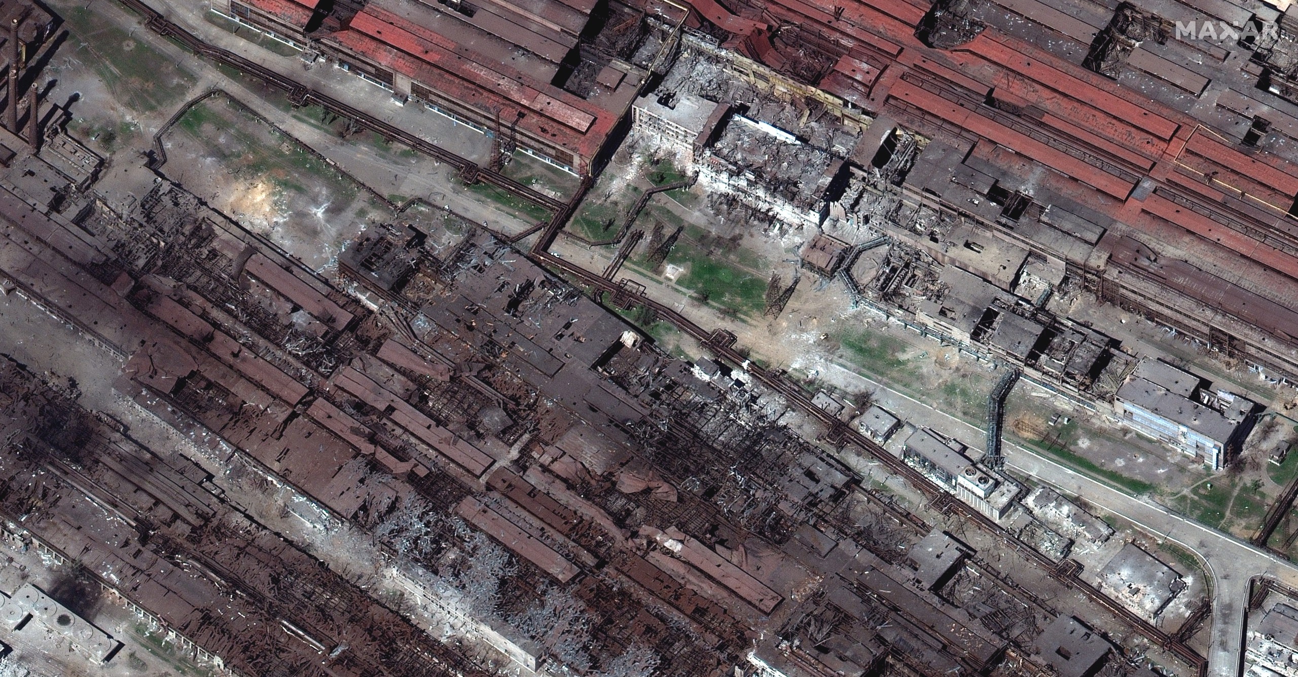 epa09923170 A handout satellite image made available by Maxar Technologies shows a closer view of Azovstal steel plant, in Mariupol Ukraine, 29 April 2022 (issued 02 May 2022).  EPA/MAXAR TECHNOLOGIES HANDOUT -- MANDATORY CREDIT: SATELLITE IMAGE 2022 MAXAR TECHNOLOGIES -- THE WATERMARK MAY NOT BE REMOVED/CROPPED -- HANDOUT EDITORIAL USE ONLY/NO SALES