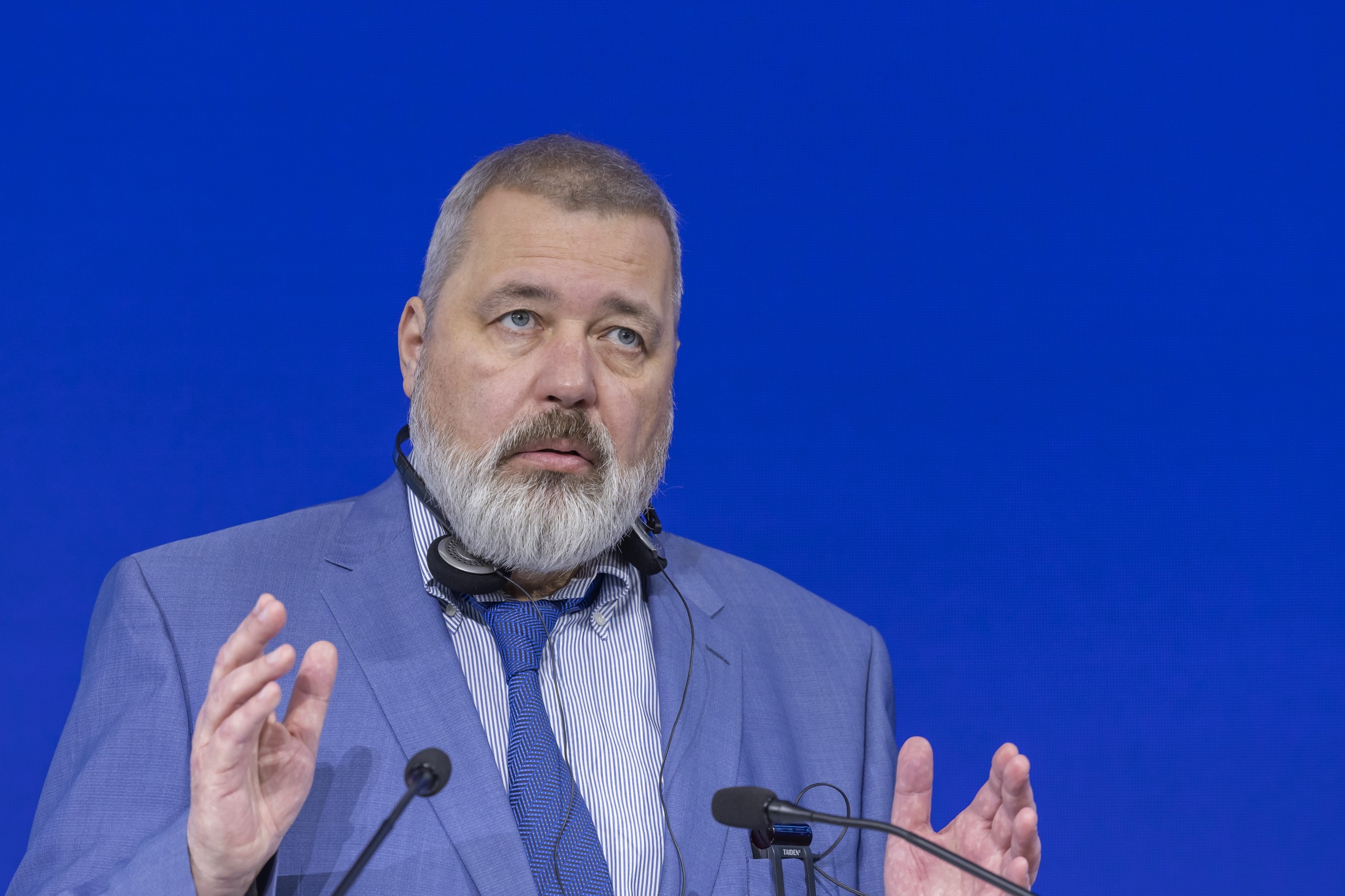epa09924673 2021 Nobel Peace Prize Dmitry Muratov delivers his speech during the ceremony of the Kofi Annan Courage in Cartooning Award, in Geneva, Switzerland, 03 May 2022. Hungarian editorial cartoonist Gabor Papai and Ukrainian editorial cartoonist Vladimir Kazanevsky have received the Kofi Annan Courage in Cartooning Award.  EPA/SALVATORE DI NOLFI