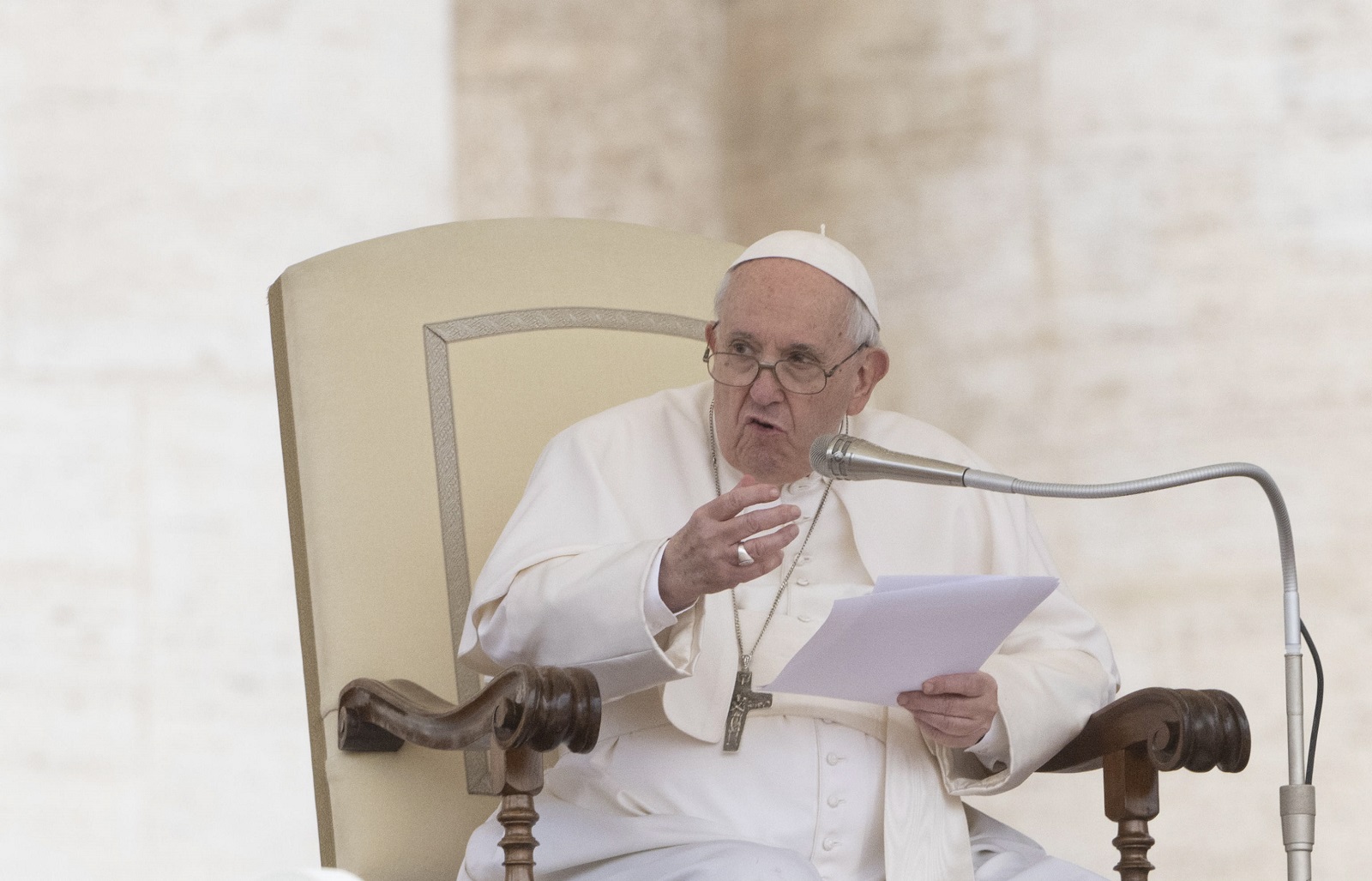 epa09925784 Pope Francis holds the weekly Papal General Audience in Saint Peter's Square, Vatican City, 04 May 2022.  EPA/MAURIZIO BRAMBATTI