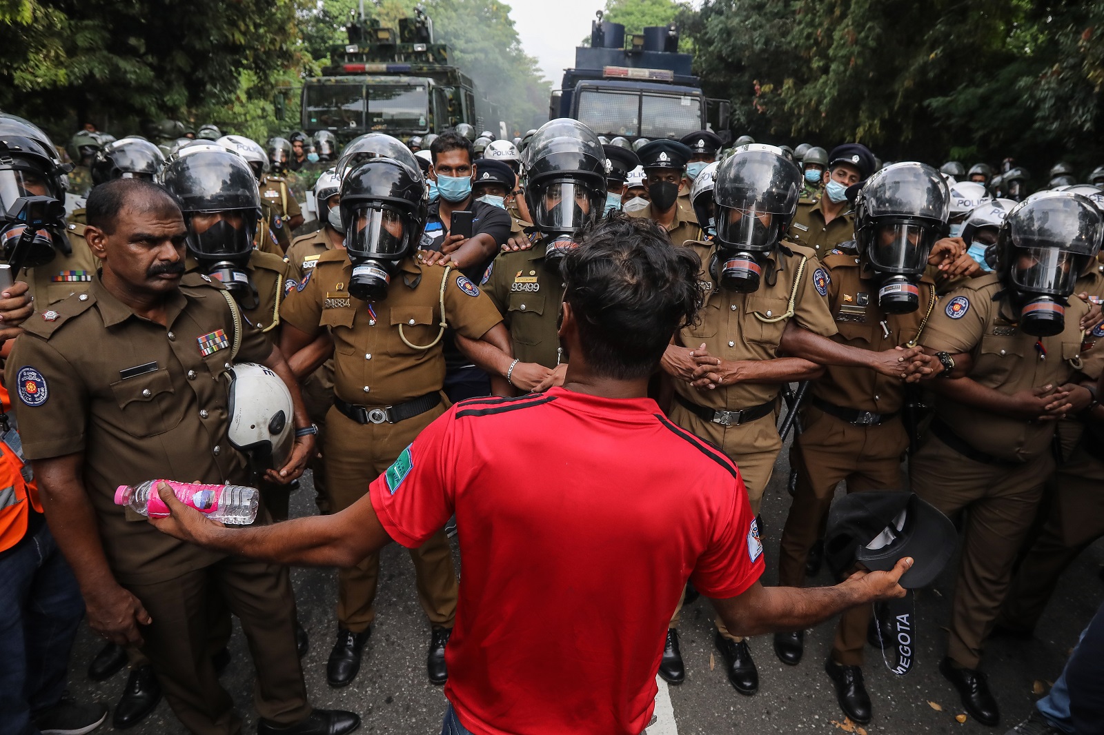 epa09926360 Protesters shout slogans during an anti govenmet protest outside the parliament complex in Colombo, Sri Lanka, 04 May 2022. Sri Lanka's main opposition party Samagi Jana Balawegaya (SJB) handed over two No Confidence motions to the Speaker of the Parliament on 03 May, one against the government and another against the President. Protests have been rocking the country for weeks, calling for the president's resignation for failing to address the current economic crisis.  EPA/CHAMILA KARUNARATHNE