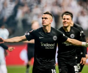 epa09928960 Rafael Santos Borre of Frankfurt celebrates afters scoring the 1-0 goal during the UEFA Europa League semi final, second leg soccer match between Eintracht Frankfurt and West Ham United in Frankfurt am Main, Germany, 05 May 2022.  EPA/FRIEDEMANN VOGEL