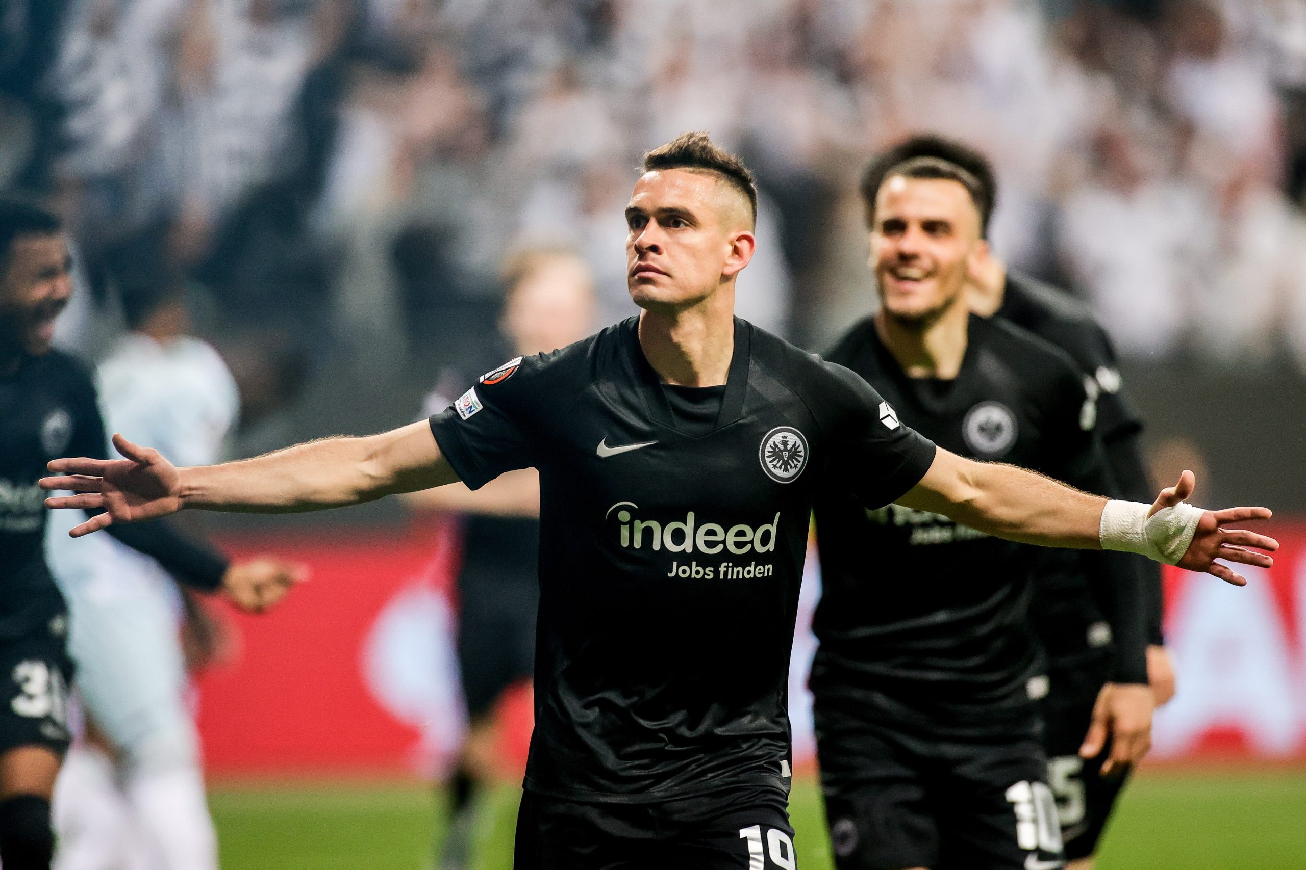 epa09928960 Rafael Santos Borre of Frankfurt celebrates afters scoring the 1-0 goal during the UEFA Europa League semi final, second leg soccer match between Eintracht Frankfurt and West Ham United in Frankfurt am Main, Germany, 05 May 2022.  EPA/FRIEDEMANN VOGEL