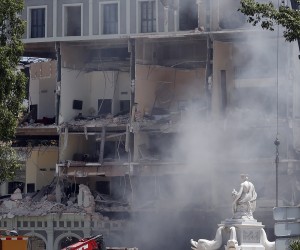 epa09930535 The area where an explosion was recorded at the Hotel Saratoga in Havana, Cuba, 06 May 2022. A strong explosion of unknown origin seriously affected the Hotel Saratoga in Havana this Friday, killing at least four people according to reports. The explosion occurred around 10:50 a.m. (2:50 p.m. GMT) and caused the collapse of part of the building's facade, also affected by a fire that generated a large column of white smoke, visible from much of the city.  EPA/Ernesto Mastrascusa