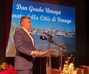 Umag, 06.05.2022 -  Predsjednik Republike Zoran Milanoviæ sudjelovao je u petak naveèer na sveèanoj sjednici umakog gradskog vijeæa na kojoj je, èestitajuæi Dan Grada Umaga, graðanima poruèio da "nastave raditi kao to su do sada jer su stvorili jedan od najugodnijih prostora za ivot u Europi". foto HINA/ Daniel SPONZA/ ik