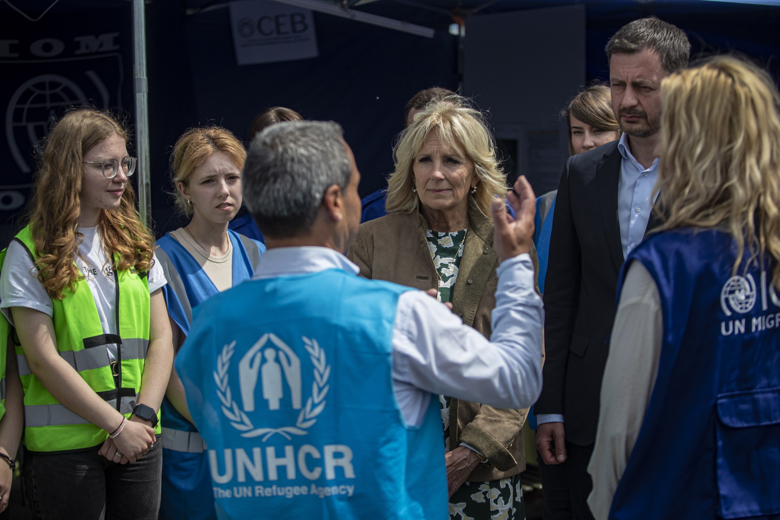 epa09933530 US First Lady Jill Biden (C) and Slovak Prime Minister Eduard Heger (R) meet with NGO workers at the Slovak-Ukraine border crossing in Vysne Nemecke, Slovakia, 08 May 2022. Jill Biden is currently on a tour of the region to meet with displaced Ukrainians, NGO workers and volunteers.  EPA/MARTIN DIVISEK