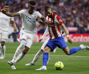 epa09934521 Atletico Madrid's Yannick Carrasco (R) in action against Real Madrid's Eder Militao (L) during a Spanish LaLiga soccer match between Atletico Madrid and Real Madrid at Wanda Metropolitano stadium in Madrid, Spain, 08 May 2022.  EPA/BALLESTEROS