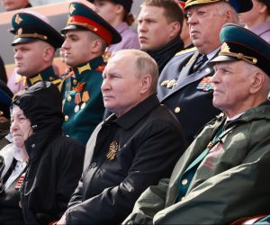 epa09935201 Russian President Vladimir Putin (C) attends the Victory Day military parade in the Red Square in Moscow, Russia, 09 May 2022. The Victory Day military parade takes place annualy to mark the victory of the Soviet Union over Nazi Germany in World War II.  EPA/MIKHAIL METZEL / KREMLIN POOL / SPUTNIK MANDATORY CREDIT