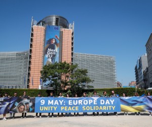 epa09935885 Young people carry European and Ukrainian flags during the official Europe Day ceremony focusing on Ukraine and European solidarity in Brussels, Belgium, 09 May 2022. This year, Europe Day 2022 is above all a plea for peace, freedom and democracy in Ukraine, as well as for unity and solidarity with the Ukrainian people.  EPA/STEPHANIE LECOCQ