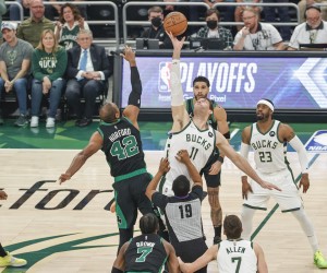 epa09936941 Milwaukee Bucks center Brook Lopez (R) wins the tip-off against Boston Celtics center Al Horford (L) during the first half of the NBA Eastern Conference semifinal playoff game four between the Milwaukee Bucs and Boston Celtics at Fiserv Forum, in Milwaukee, Wisconsin, USA, 09 May 2022.  EPA/KAMIL KRZACZYNSKI  SHUTTERSTOCK OUT