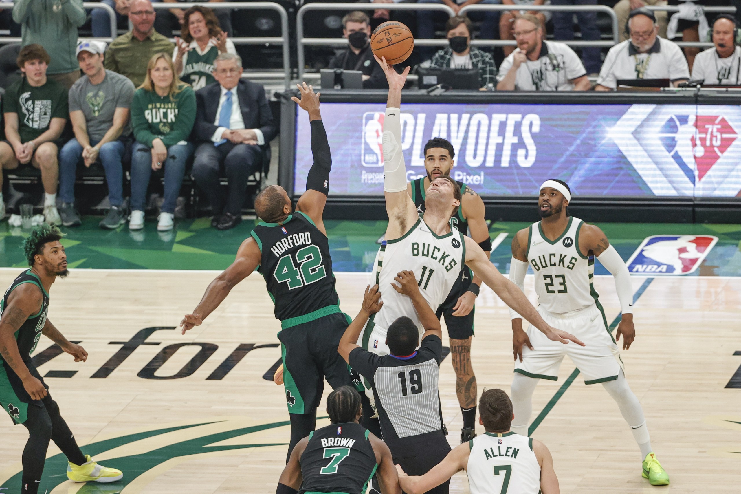 epa09936941 Milwaukee Bucks center Brook Lopez (R) wins the tip-off against Boston Celtics center Al Horford (L) during the first half of the NBA Eastern Conference semifinal playoff game four between the Milwaukee Bucs and Boston Celtics at Fiserv Forum, in Milwaukee, Wisconsin, USA, 09 May 2022.  EPA/KAMIL KRZACZYNSKI  SHUTTERSTOCK OUT